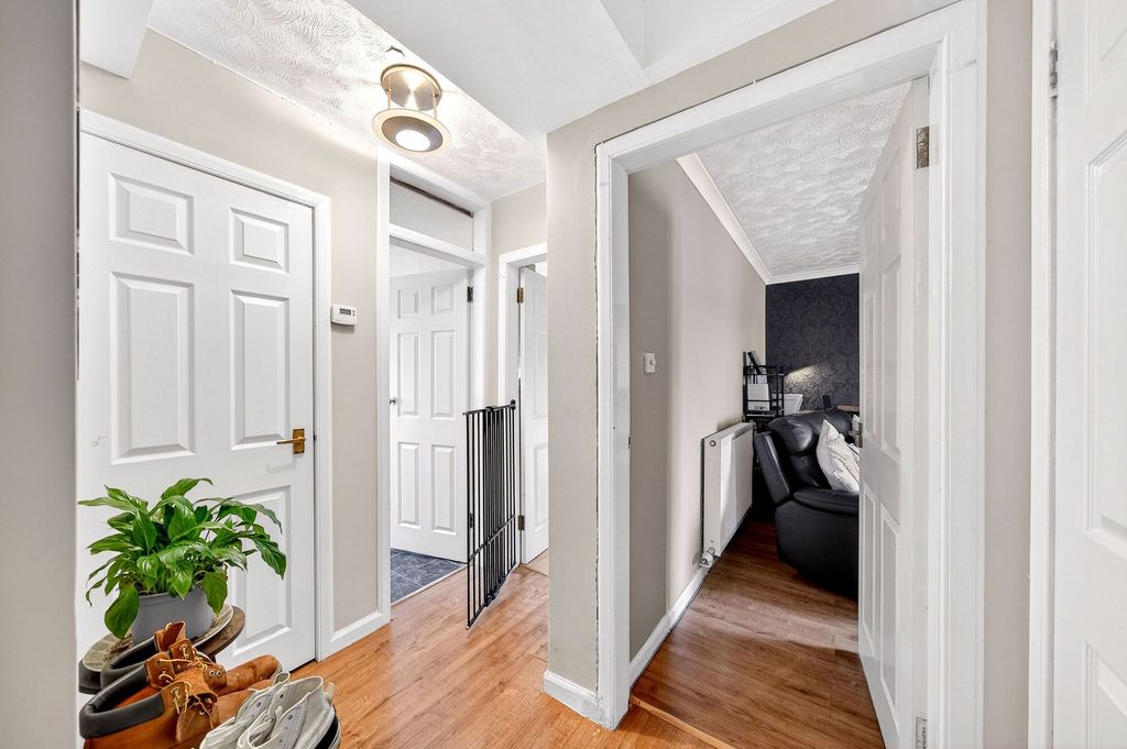 Property photo 2 of 14 Hallway