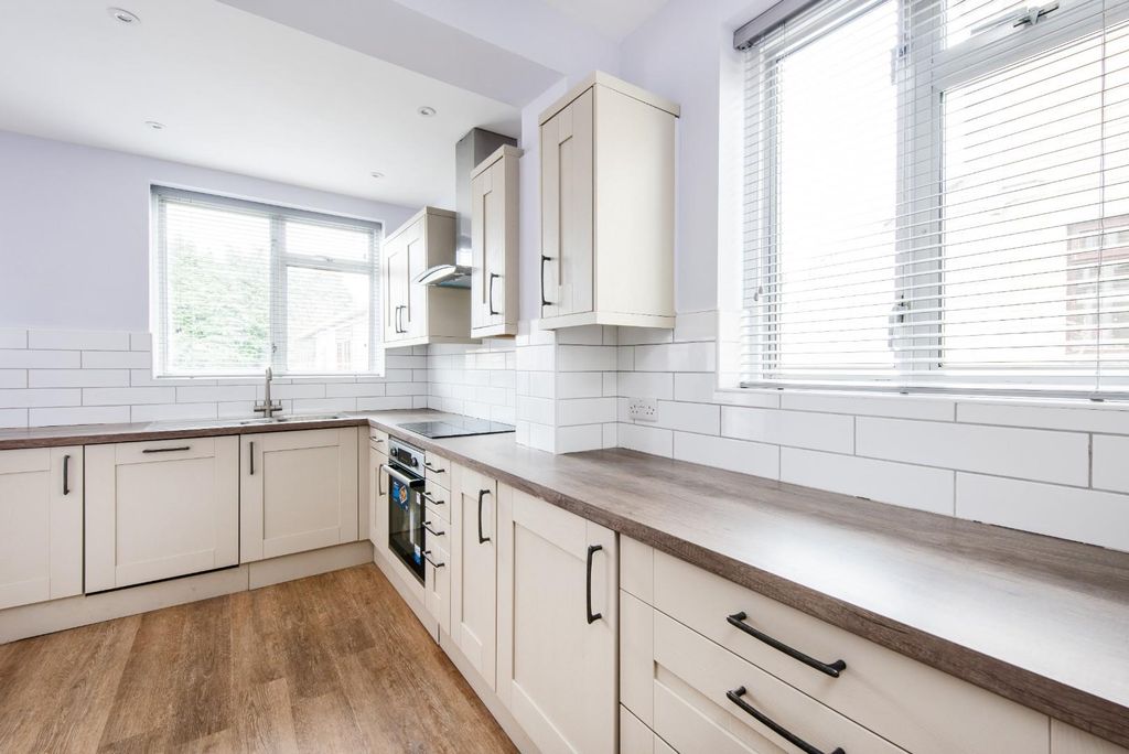 Property photo 2 of 13 42 Westerleigh Road,