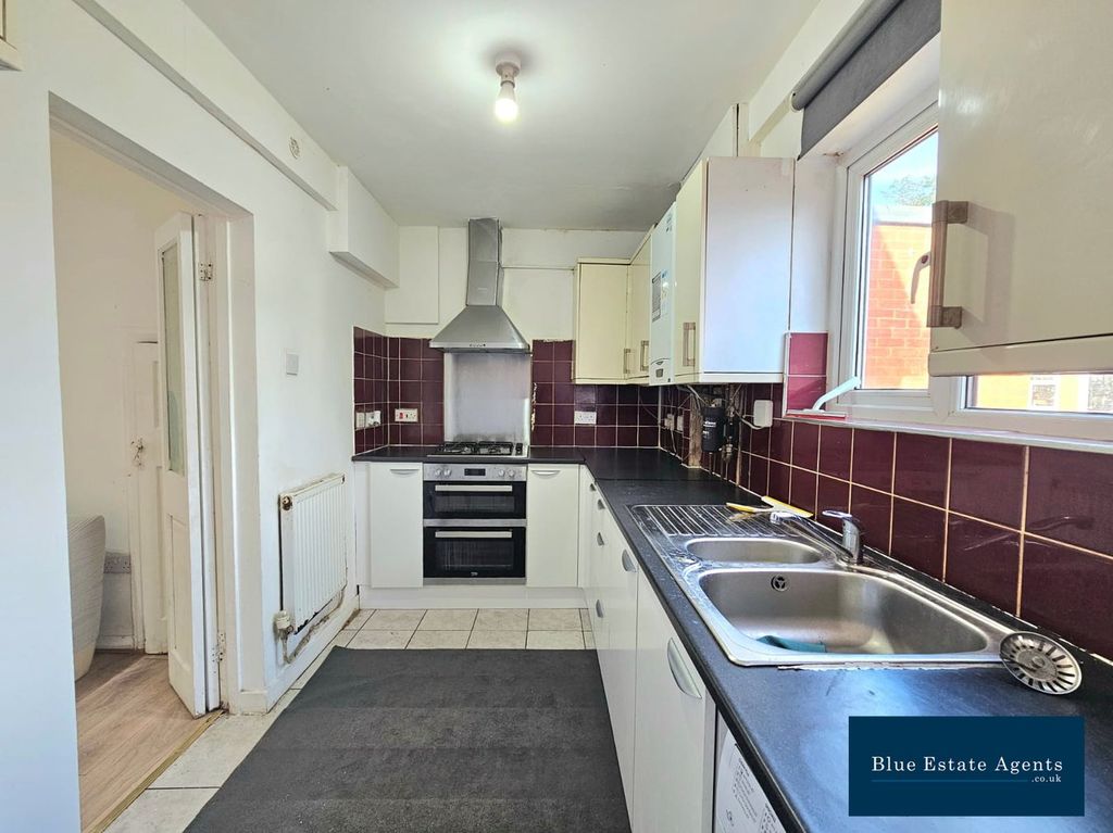 Property photo 2 of 6 Kitchen