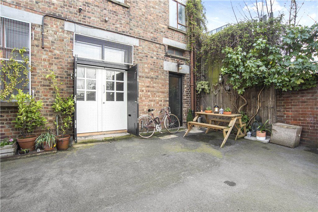 Property photo 2 of 13 Courtyard