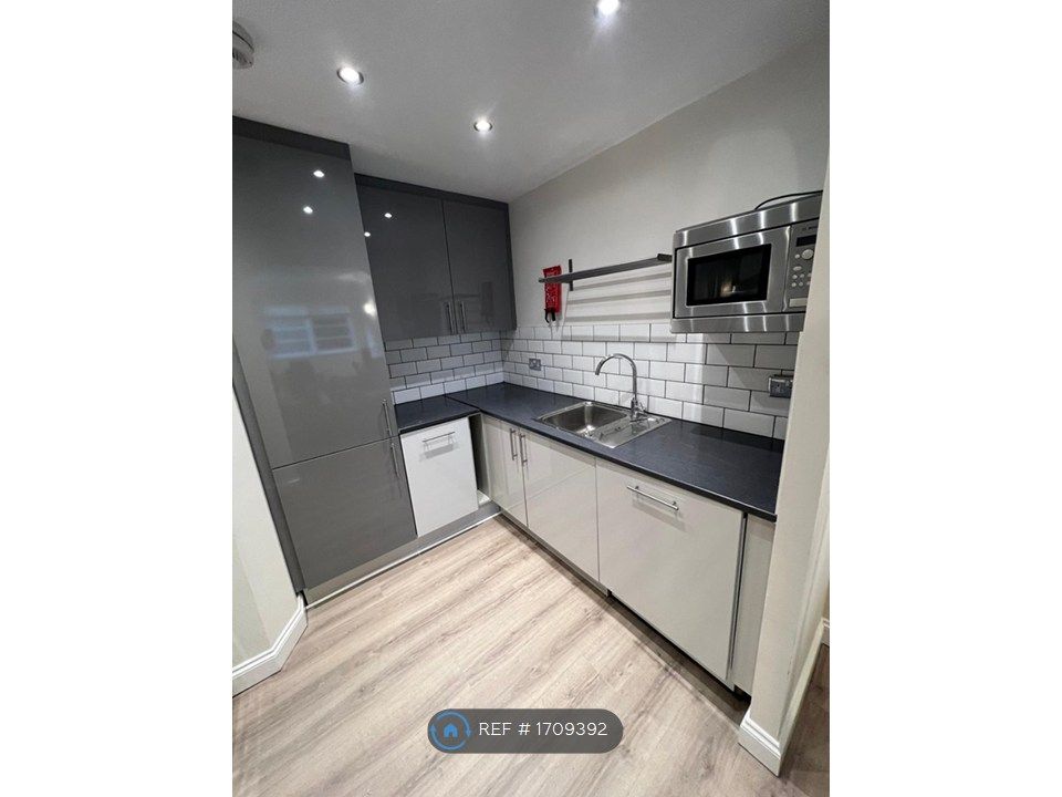 Property photo 3 of 9 Kitchen