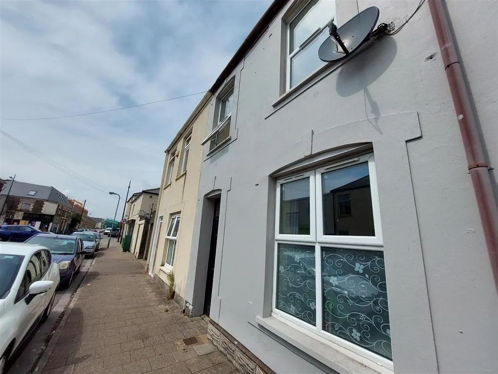Apartment in Cardiff, Adamsdown - View 3