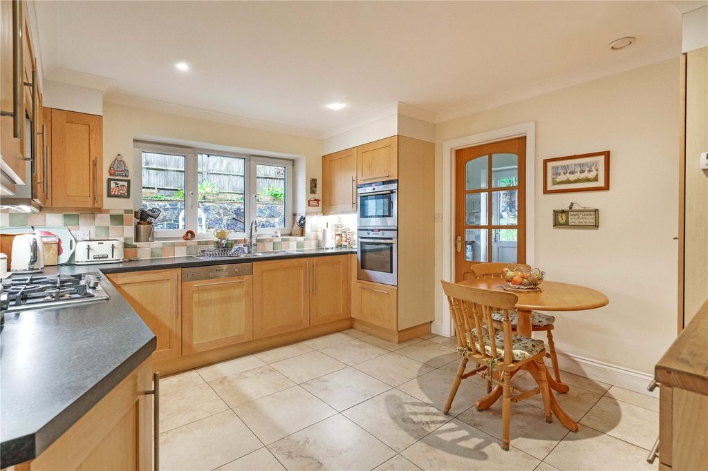 Property photo 3 of 19 Kitchen