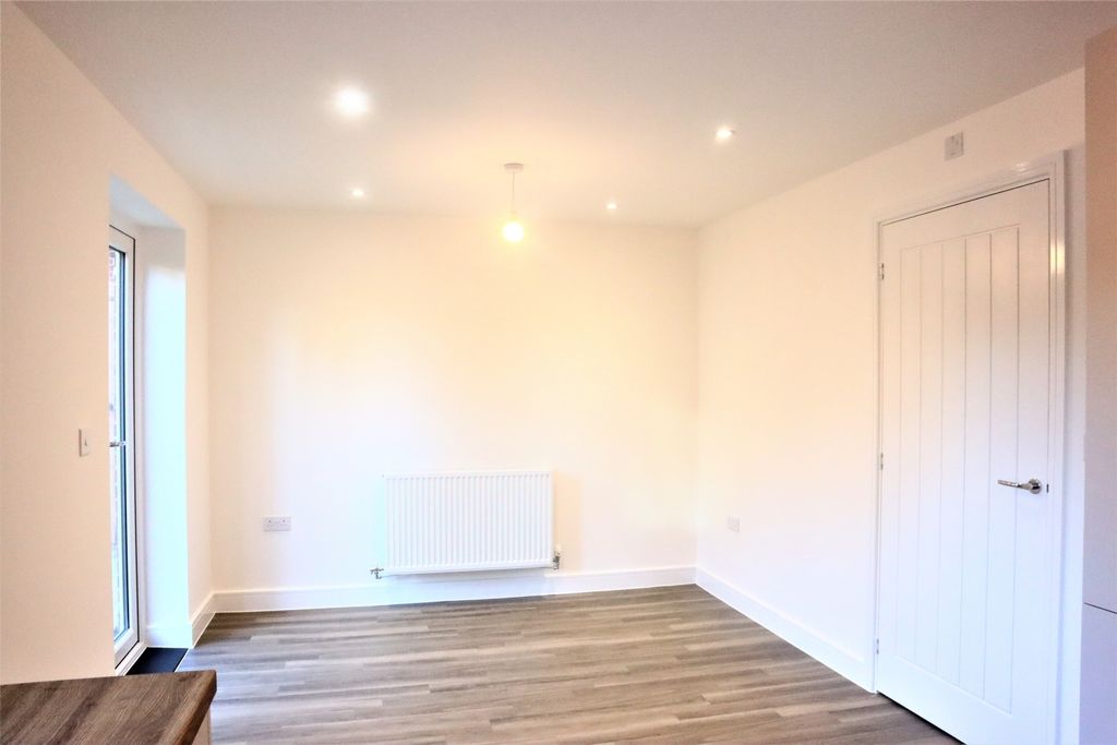 Property photo 3 of 16 Dining Area