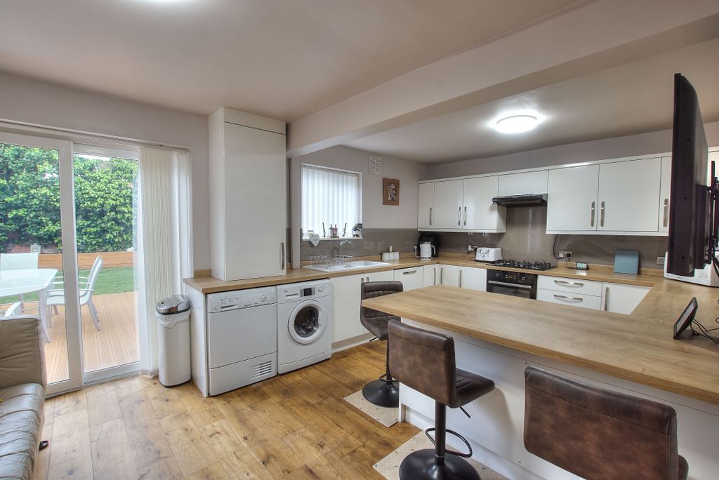 Property photo 2 of 20 2. Kitchen