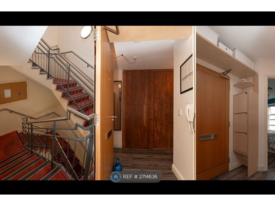 Property photo 3 of 10 Stairwell And Entrance To The Flat (1st Floor)