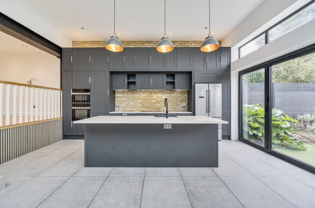 Property photo 3 of 21 1347707-8-68B71c1...