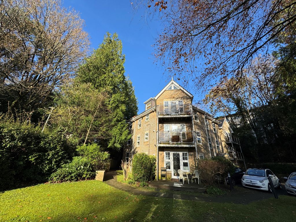 Property photo 1 of 11 2 Bed Flat To Rent Harbour Lights, Poole Bh14