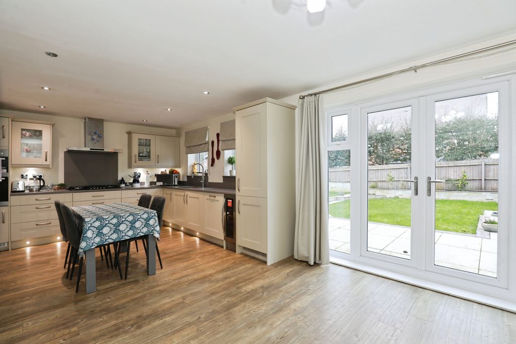 Property photo 3 of 33 Kitchen