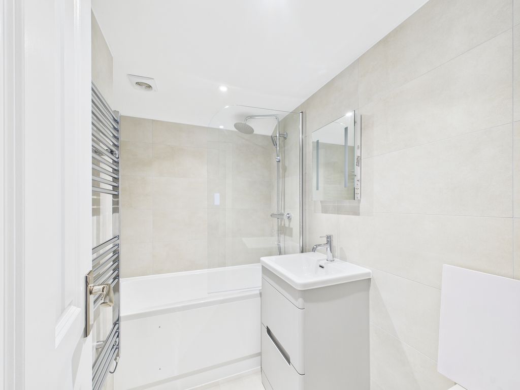 Property photo 3 of 8 Cam04693G0-Pr0032-Still008