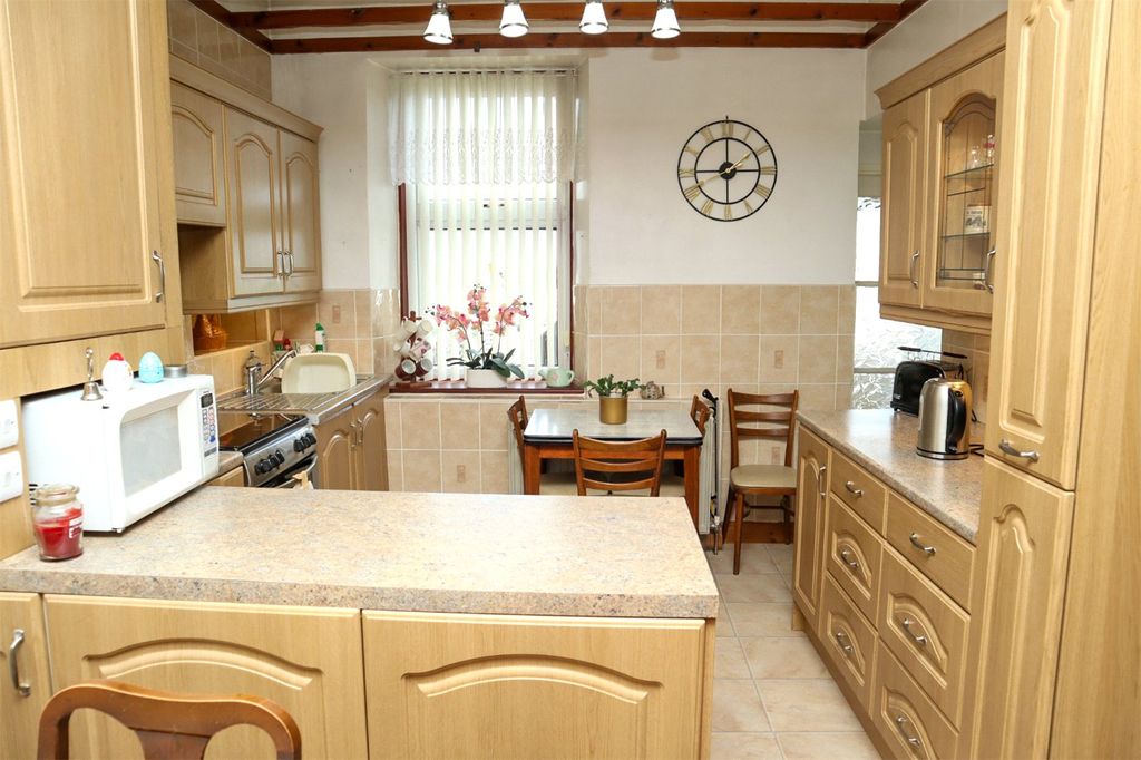 Property photo 3 of 19 Kitchen
