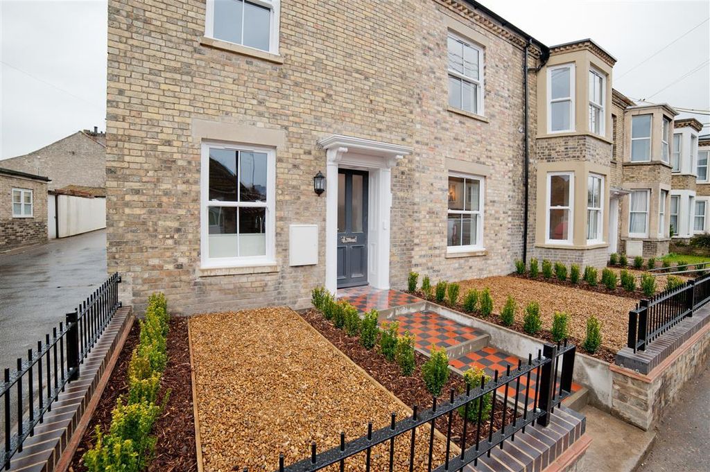 Property photo 1 of 11 Front
