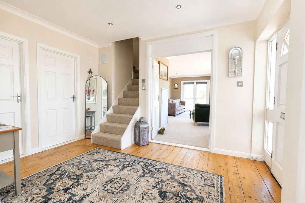 Property photo 3 of 22 Entrance Hallway