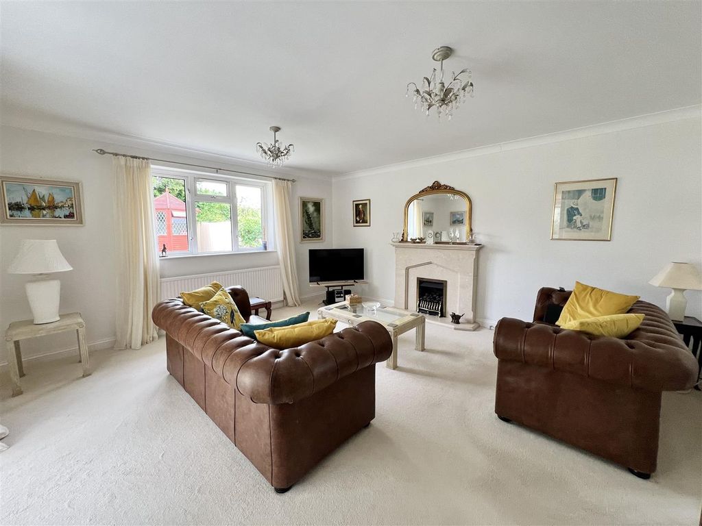 Property photo 3 of 27 Sitting Room