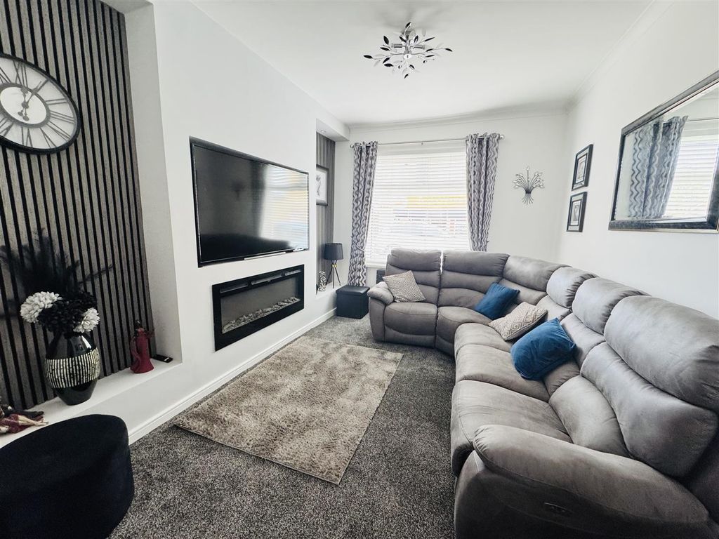 Property photo 2 of 15 Lounge