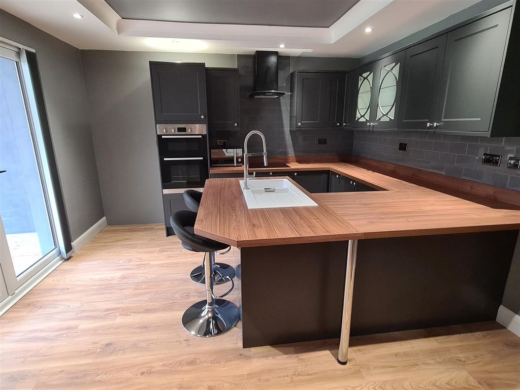 Property photo 2 of 15 Dining Kitchen
