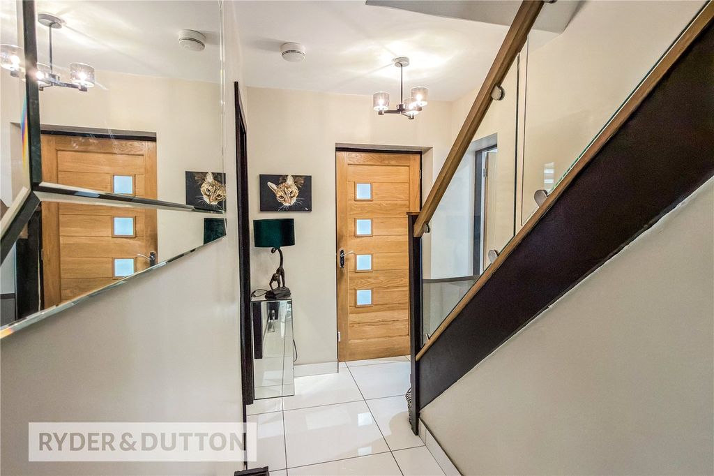 Property photo 2 of 16 Hallway