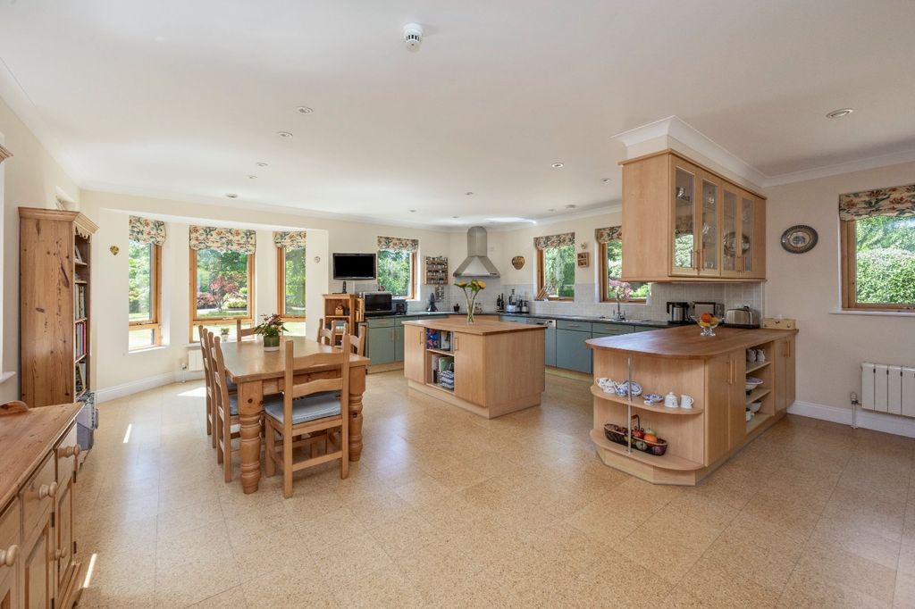 Property photo 2 of 34 Kitchen/Breakfast