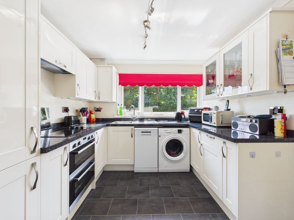 Property photo 2 of 10 Kitchen