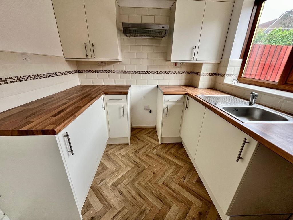 Property photo 2 of 13 Kitchen &amp; Breakfast Room