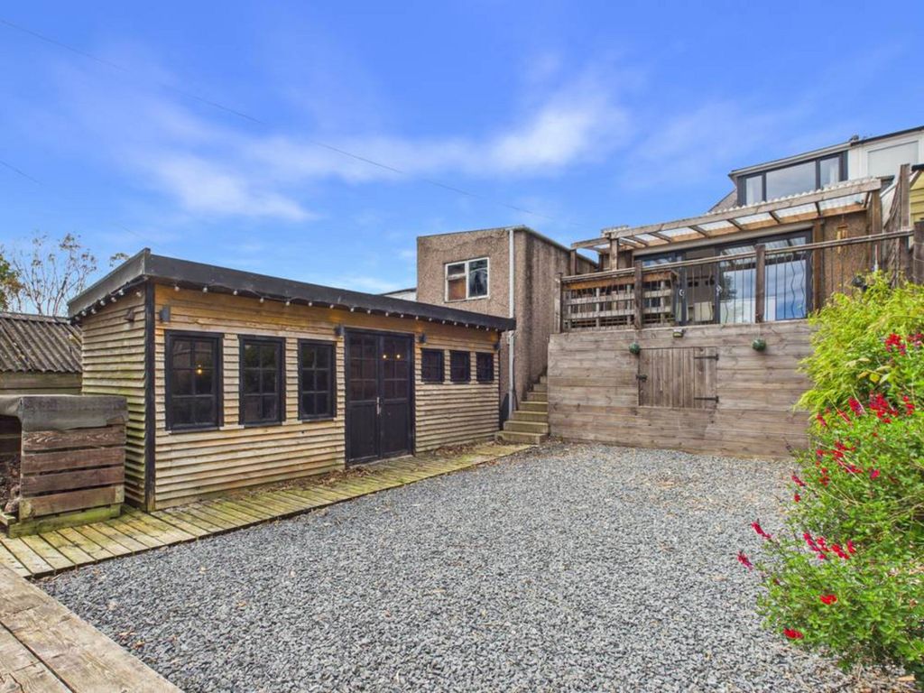 Property photo 2 of 32
