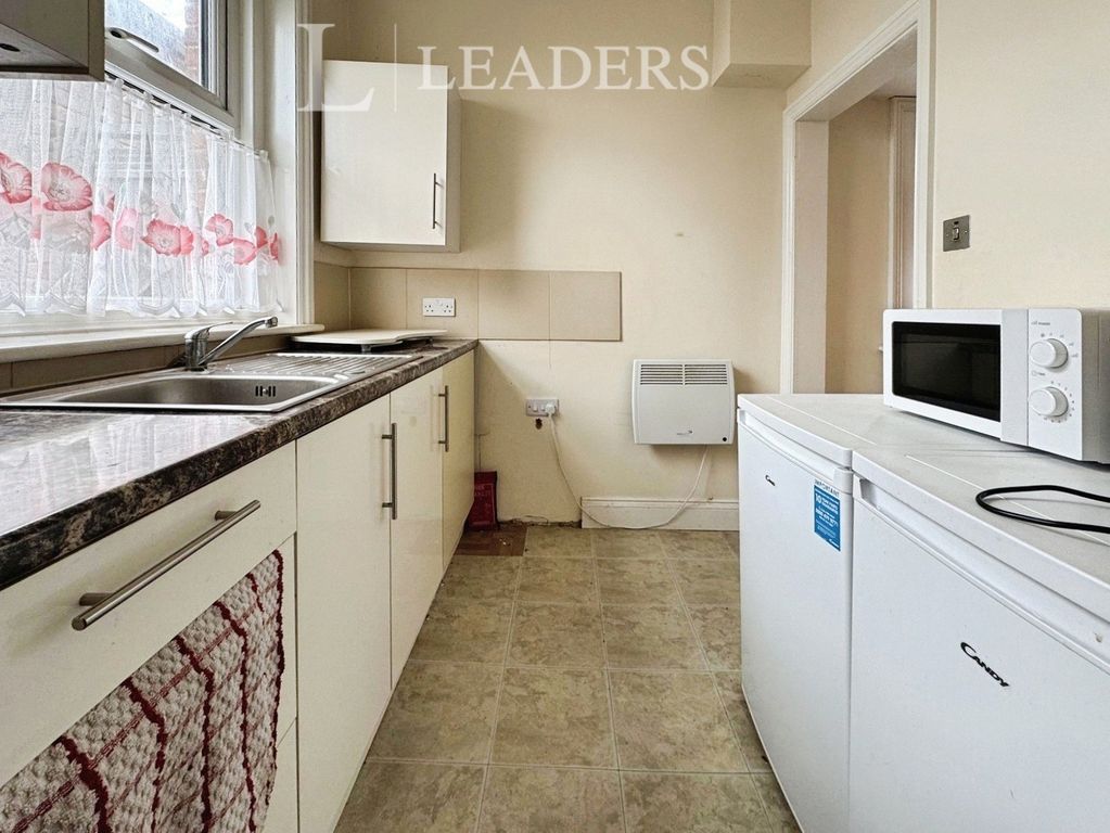 Property photo 3 of 9 Kitchen