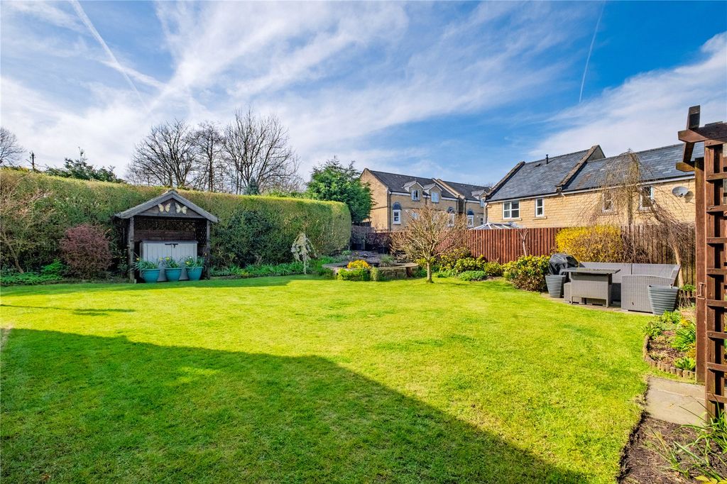 Property photo 3 of 34 Side Garden