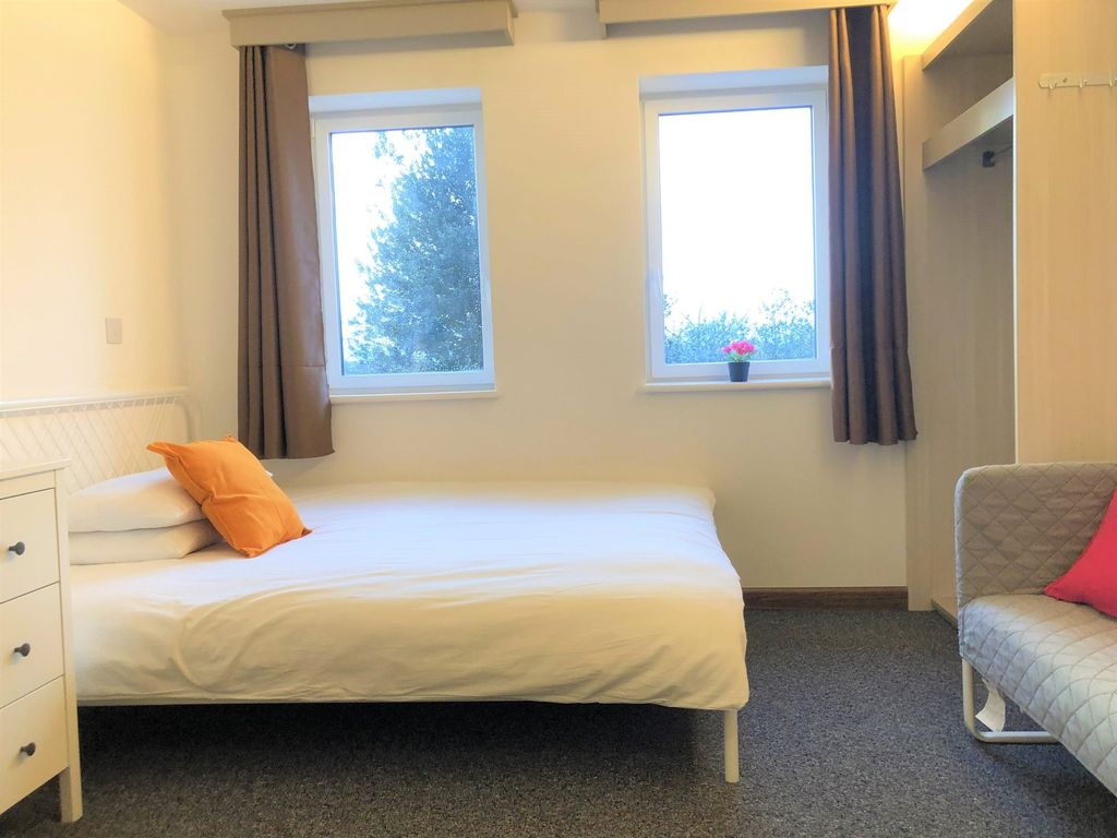 Property photo 2 of 6 Bright And Welcoming Double Bedroom Featuring Comf...