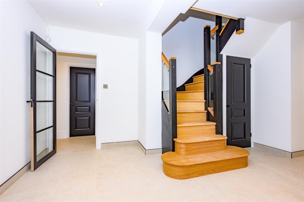 Property photo 3 of 18 Entrance