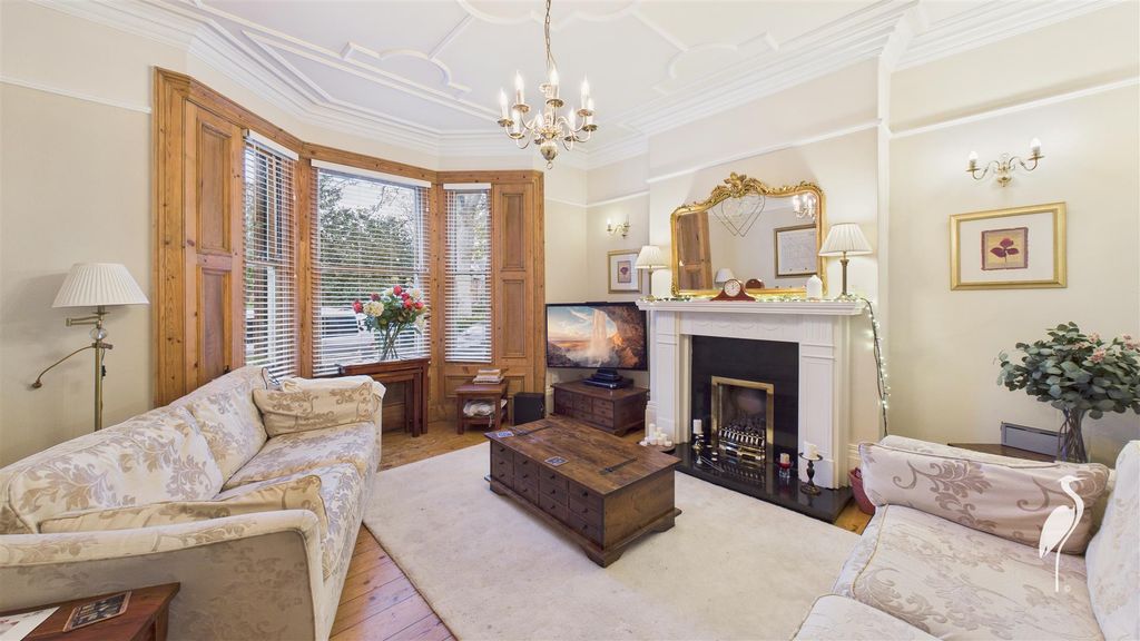 Property photo 2 of 35 Lounge