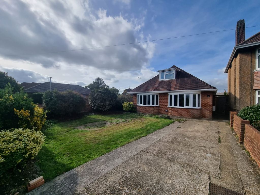 Property photo 1 of 24 Spacious 3/4 Bedroom Bungalow In A Great Location Close To Poole Town Centre And Schools.