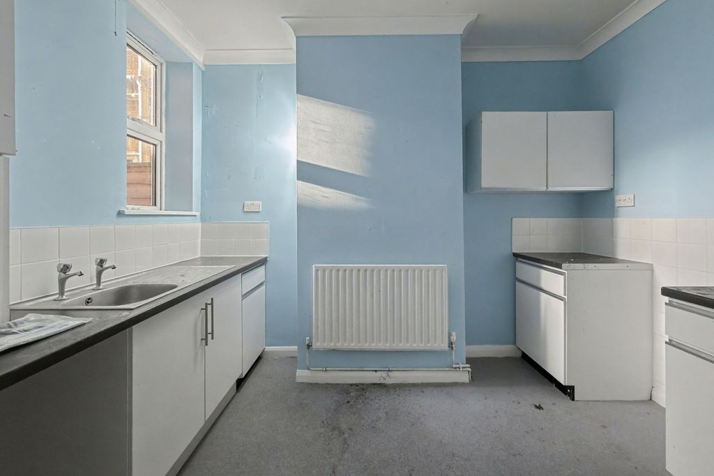 Property photo 3 of 14 Ground Floor Flat, 18 Bingley Road, London, E16 3Jr