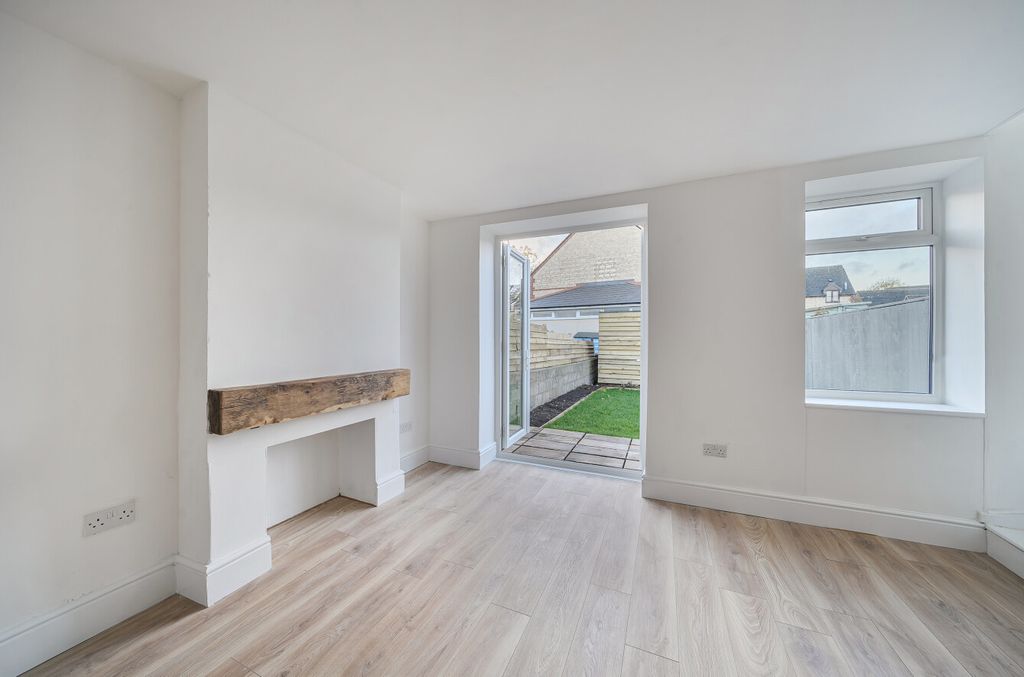 Property photo 2 of 14 Sitting Room