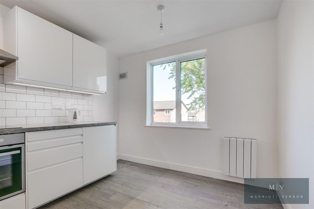 Property photo 3 of 13 Anselm Close 4 MV-5.Jpg