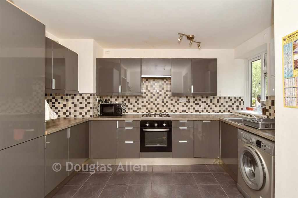 Property photo 3 of 7 Kitchen