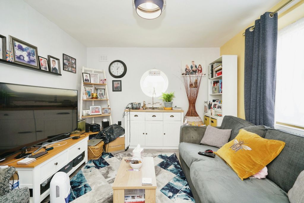 Property photo 2 of 11 Living Room