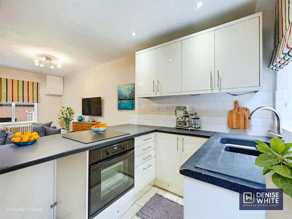 Property photo 3 of 9 Kitchen