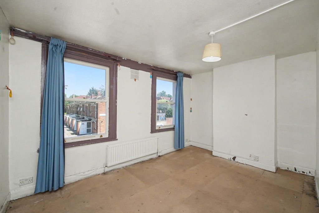 Property photo 2 of 11 Flat B, 30 Gibbon Road, Nunhead, London, Se15 2As