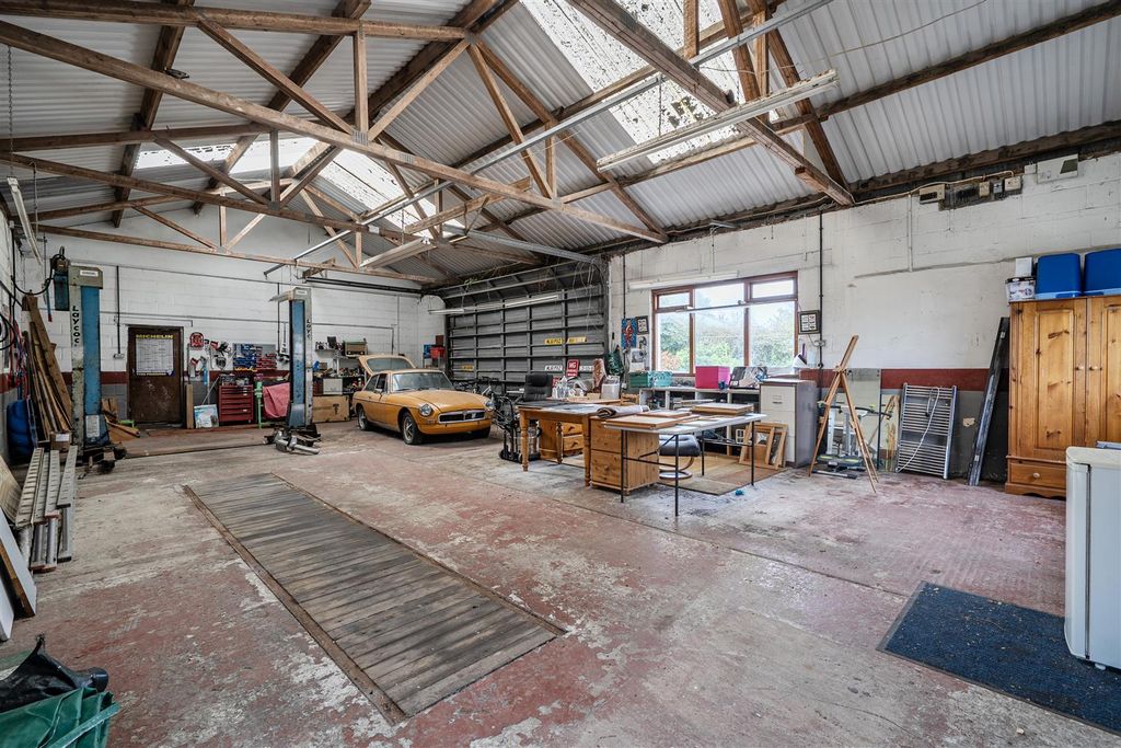Property photo 2 of 46 Garage Interior