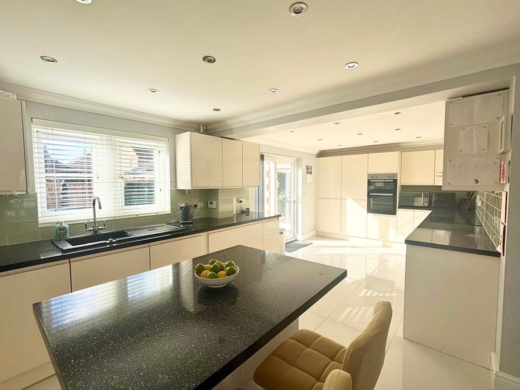 Property photo 2 of 21 Kitchen