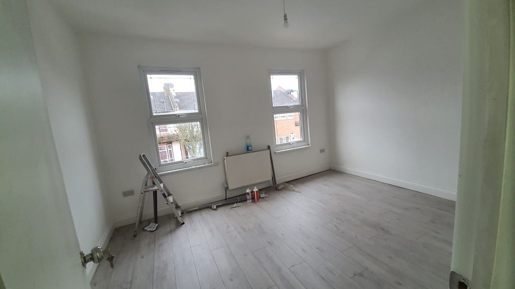 Property photo 1 of 8 Four Bedroom House Close To Stratford Station - Ideal For Working Families