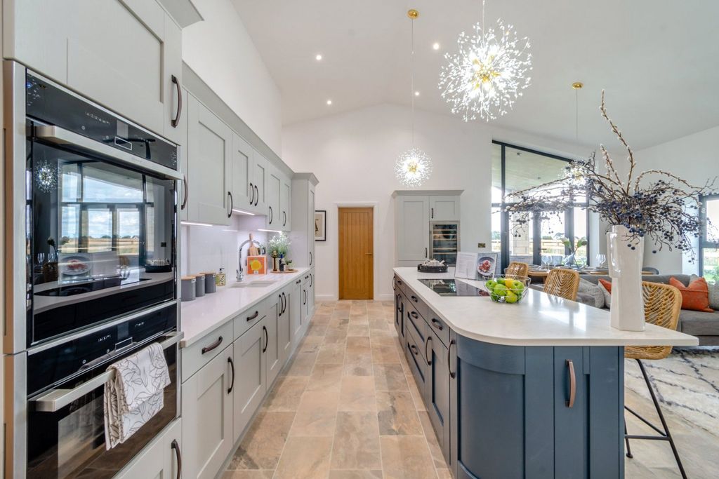 Property photo 3 of 20 Kitchen