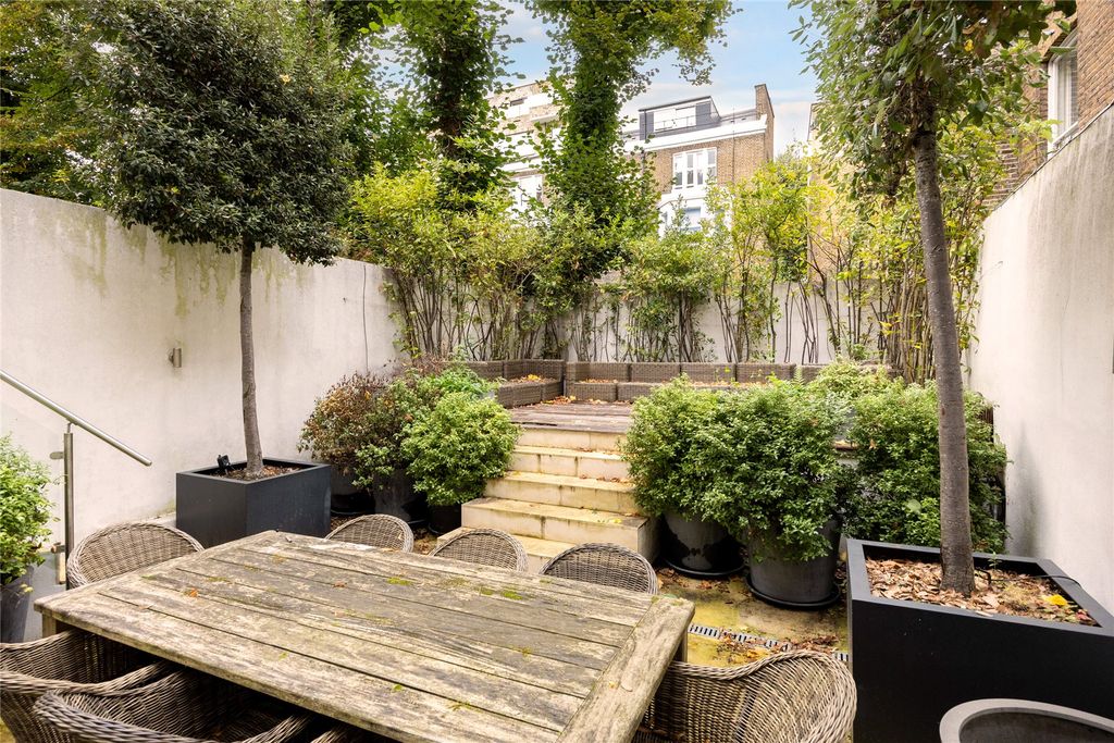 Property photo 2 of 17 Garden