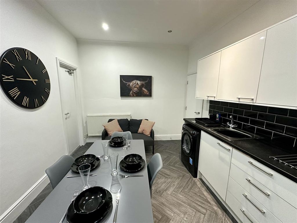 Property photo 2 of 12 Communal Kitchen Diner