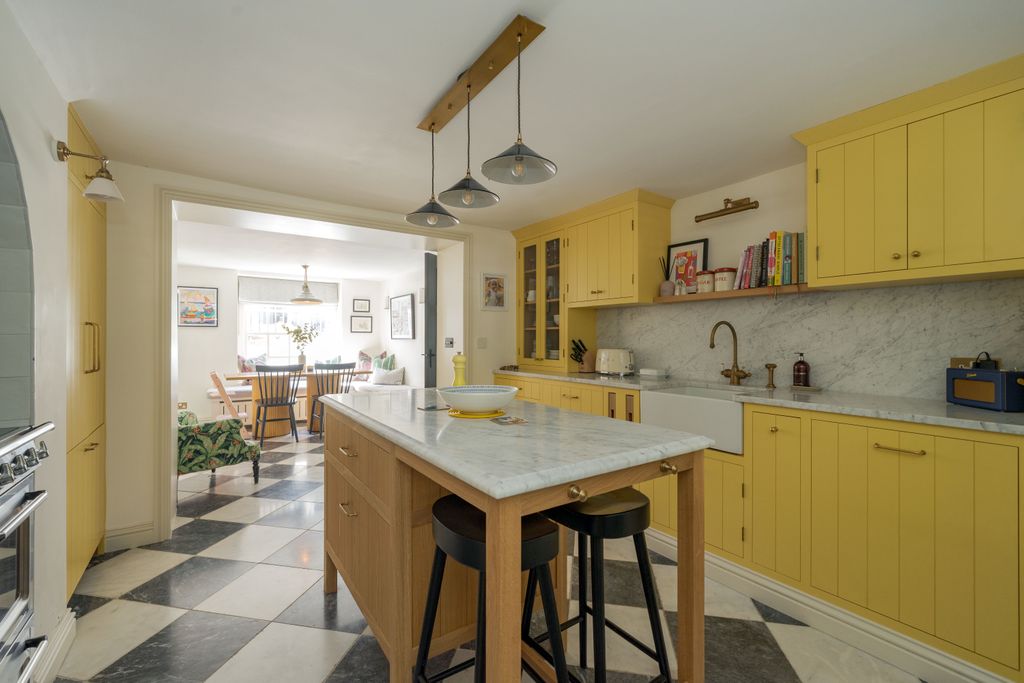 Property photo 3 of 19 H