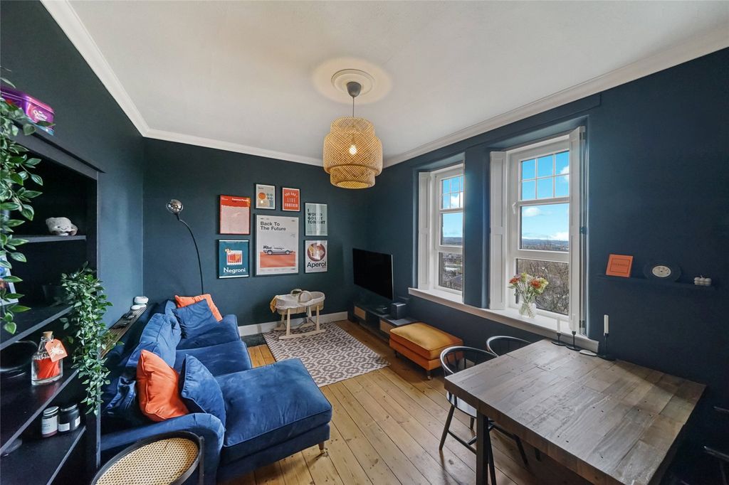 Property photo 2 of 25 Lounge