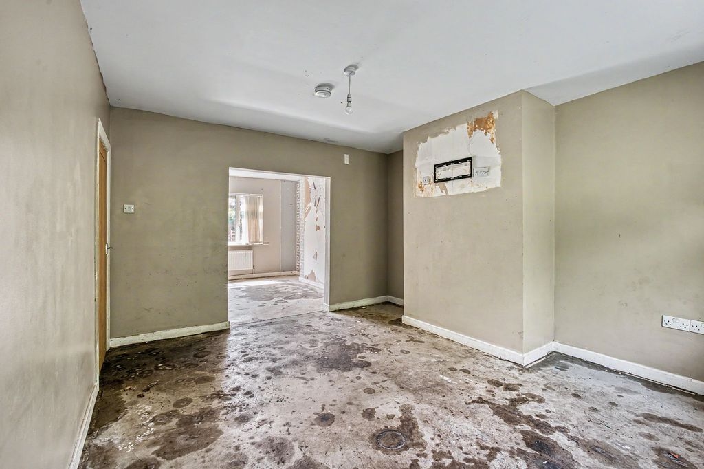 Property photo 2 of 19 49 Winifred Road, Urmston, Manchester M41 5ft