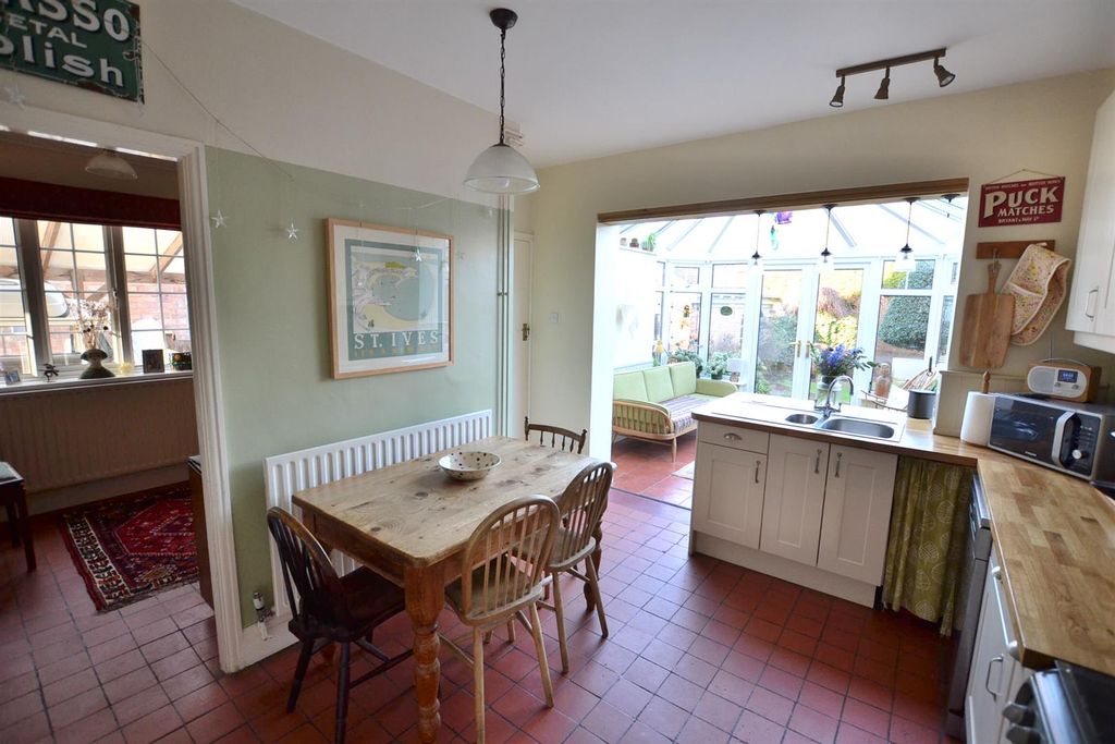 Property photo 2 of 28 Breakfast Kitchen