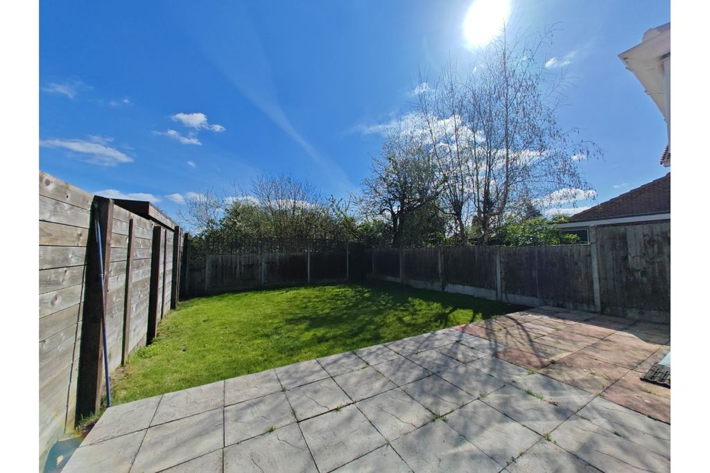 Property photo 2 of 12 Garden