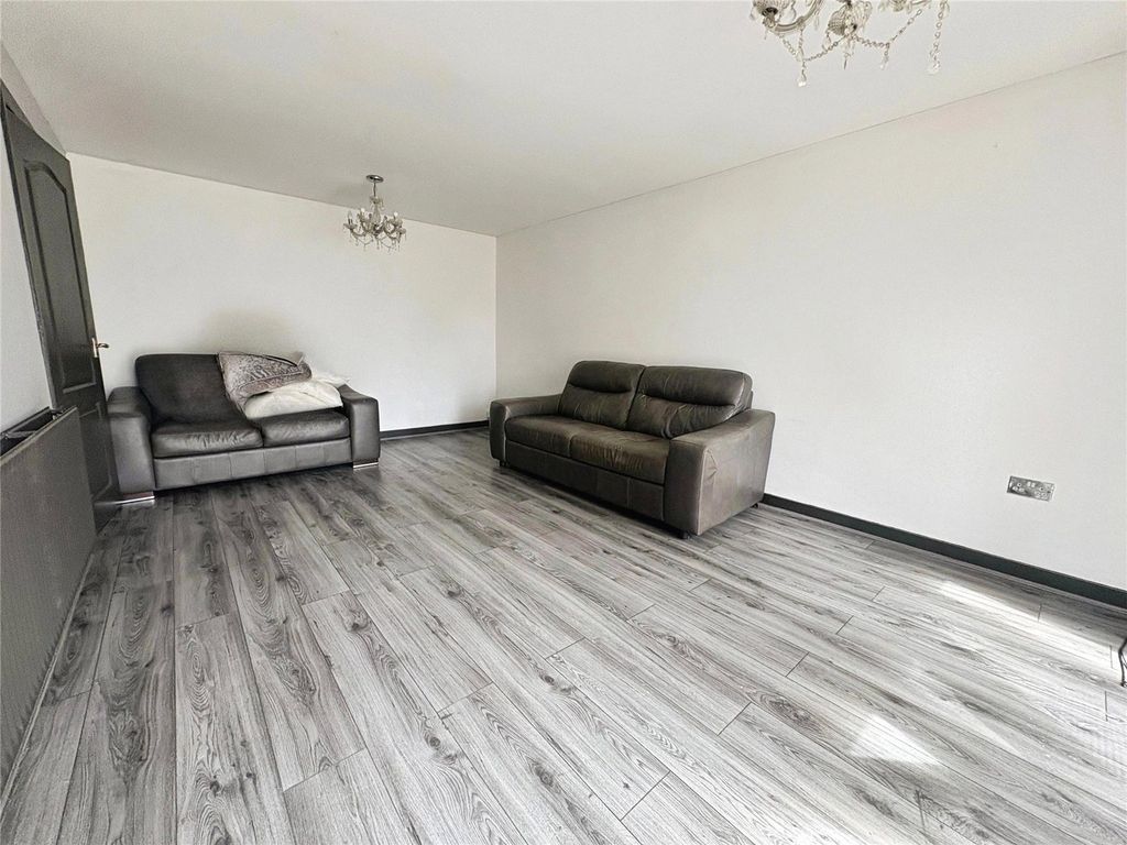 Property photo 3 of 14 Lounge